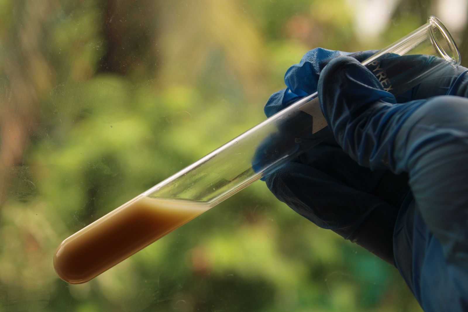 Prélèvement d'un échantillon de sol pour analyse d'hydrocarbures en laboratoire